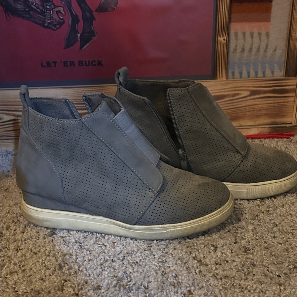 Women’s Gray wedges